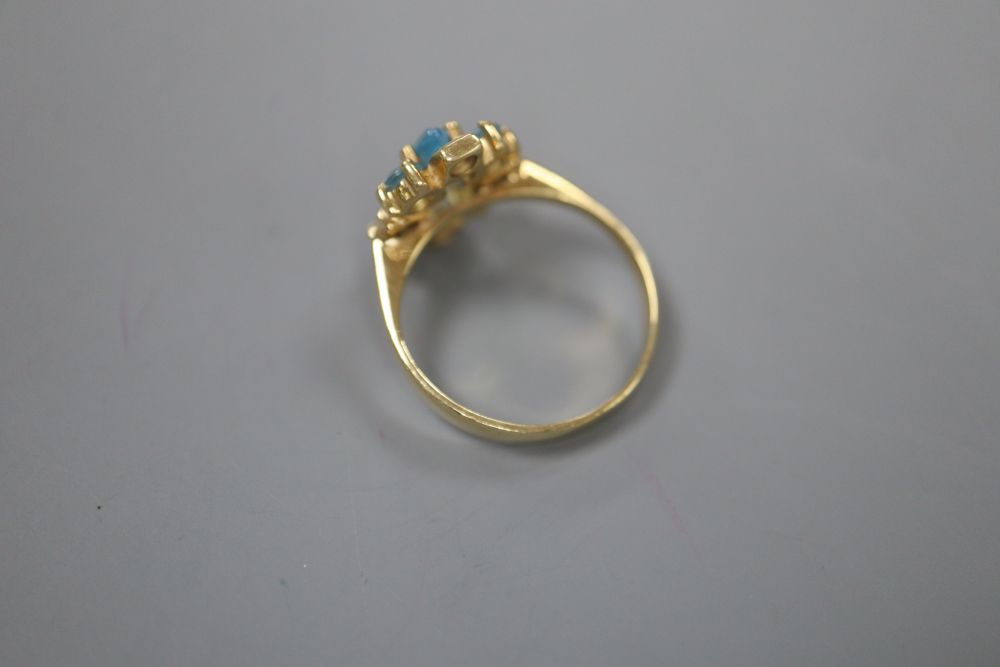 A modern 585 and blue topaz cluster dress ring, size J/K, gross 2.8 grams.